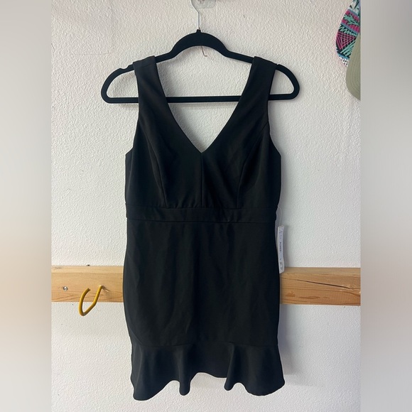 Elegant Black Sleeveless Dress - Picture 1 of 3